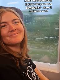 Hi I'm Luna and I make indie folk music! If you wanna make my day, say hi  in the comments 😁 #indiefolkmusic #summerrain #singersongwriteroftiktok  #musicdiscovery