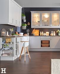 Beleuchtete Hangeschranke Schaffen Ein Indirektes Licht In Der Kuche Kuche Einrichtung Idee Licht Kuche Haus Kuchen Landhauskuche