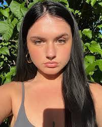 Holly Godwin's Instagram, Twitter & Facebook