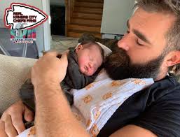Jason Kelce and his beautiful daughter💛♥️