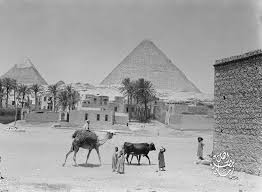 بالقرب من اهرامات الجيزة سنة 1935 م اعتقد نزلة السمان تقريبا old egypt painting egypt