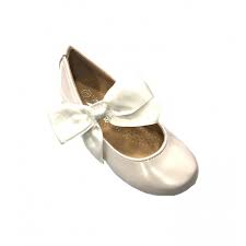 Cette chaussure possède un empiècement en cuir lisse à l'arrière du talon et un bout fermé par un empiècement situé à l'intérieur de la chaussure. Ballerines Enfant Blanche Mariage Et Ceremonie