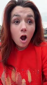 Robin Lowry's Instagram, Twitter & Facebook