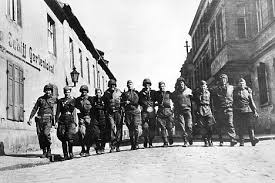 Elbe Day April 25 1945 Is The Day Soviet And American Troops Met At The River Elbe Near Torgau In Germany This Contact Between The Sovi History Pinte