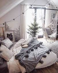 While adults prefer a space that's calm and. Linge De Lit Gris Et Blanc Guirlande Lumiere Etoile Accrochee A La Barre De Rideau Bedroom Makeover Bedroom Design Winter Bedroom