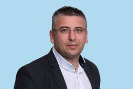 Σπούδασε στο τμήμα γραφικών τεχνών του τ.ε.ι. Pagkosmia Hmera Atomwn Me Anaphria Grafei O Proedros Pa Sy S E K Dhmhtrhs Xalastras Artandartmagazine Gr