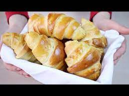 Sono i famosi croissant francesi il sapore dei cornetti fatti in casa è delizioso e la preparazione è semplice, nel procedimento ci sono le spiegazioni passo a passo dettagliate di ogni. Cornetti Dolci Ricetta Facile Con Poco Burro Easy And Quick Croissant Recipe Youtube