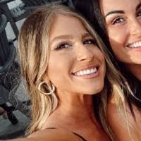 Molly Winter's Instagram, Twitter & Facebook