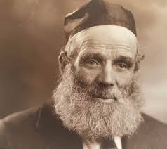 The photo shows Hirsh (Hershel) Libo (Liboff, Libov) and Reizel Drosnin in  New York. They are siblings of my great grandmother. I'm looking for  descendants of Hirsh. Hirsh Libo (Liboff, Libow, Libov...)