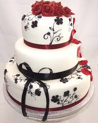 Fondant Haut Weiss Wie Schnee Rosen Lippen Rot Wie Blut Und Filigrane Malereien Haare Schwarz Hochzeitstorte Fondant Hochzeitstorte Rosen Torte Hochzeit