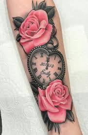 Voor Wie Het Groots Wil Aanpakken Een Mooie Opvallende Tatoeage Met Rozen En Een Klok In De Vorm Van Een Hart Met D Tattoos For Daughters Tattoos Baby Tattoos