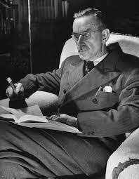 thomas mann deutscher schriftsteller liest zu hause wahrend seines aufenthalts in princeton 1939 fotografie carl writers and poets writer nobel literature