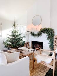 Holiday Home Tour This Dreamy Space Proves That White Is Actually The Most Festive Color Holiday Decor Modern Christmas Decor
