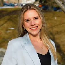 The face of a girl who hasn't seen snow in a long time❄️ Reporting