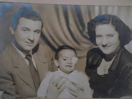 He is a popular news anchor in mexico, hosting a show called despierta on televisa's las estrellas. Angel Sin Ojos Carlos Loret De Mola Mediz