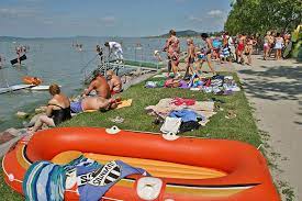 Vízimentőszolgálat, értékmegőrző, ingyenes öltözőkabin, mosdók, zuhanyzók, gyermekpelenkázó várja a vendégeket! Apartment Balatonfenyves Balaton Sudufer Pets Allowed