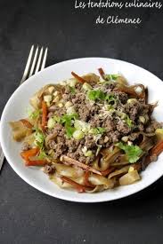 Nouilles De Riz Sautees Au Boeuf Hache A La Thai En 2020 Nouilles De Riz Recette Asiatique Nouilles Sautees Au Boeuf