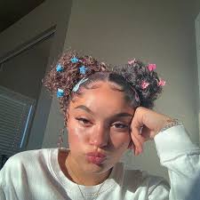 Hairstyles you should avoid to protect your hair from falling. Curly Haar Schauspielerin 90s Curly Entspannt Frisuren Curly Frisuren Fur 40 Jahre Alte Frau Curly Hair Styles Aesthetic Hair Natural Hair Styles