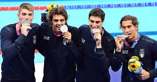 Alessandro miressi vince una straordinaria e storica medaglia olimpica d'argento con la staffetta esordio olimpico da brividi per il nostro alessandro miressi, oggi in acqua all'aquatic center di tokyo. En0aqee9kd0uhm