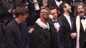 Un cóndor en el Festival de Cannes?: Un curioso disfraz se roba las miradas  en la alfombra roja del evento | Cine | LOS40 Chile