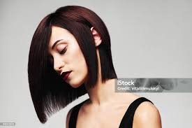 Foto de Modelo Com Cabelo Castanho Longo Brilhante Perfeito Retrato De  Corte De Cabelo Bob Closeup e mais fotos de stock de Estilo de cabelo