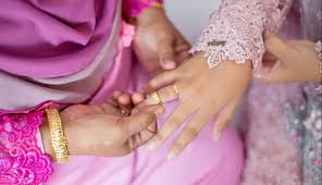 Cincin tunang sarung di jari mana. Kenali 3 Jenis Cincin Dalam Perkahwinan Risik Tunang Dan Nikah Bidadari My