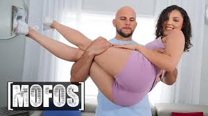 MOFOS - JMac lleva a Ella Cruz para averiguar lo ligera que es antes de  golpear su coño duro