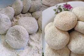 Satukan gandum, tepung pulut dan garam.tambah air sedikit demi sedikit dan uli hingga menjadi doh dan tepung tidak lekat di tangan. Bukan Sebarang Kuih Tepung Gomak Berdebu Diluar Lembut Di Dalam Resipi Mstar