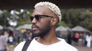 Como Platinar O Cabelo Crespo Masculino E Dicas De Cuidado Cabelos masculinos ondulados também precisam e merecem um bom tratamento! como platinar o cabelo crespo masculino