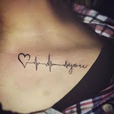 Herzschlag Tattoo Bedeutung Und 30 Tolle Ideen Furs Beliebte Motiv Herzschlag Tattoo Schlusselbein Tattoo Ekg Tattoo