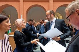 In sachsen werden lehrer nur mit einschränkung in den beamtenstatus erhoben und in thüringen und berlin wird den pädagogen die verbeamtung komplett verwehrt. Erste Lehrer In Sachsen Verbeamtet