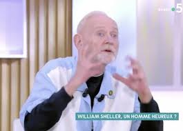 L'album live, fidèle au passé musical de sheller, sonne résolument classique et, si les applaudissements y sont feutrés et discrets, l'interprétation austère et le piano vibrant comme un. Le Chanteur William Sheller Evoque Avec Emotion Sur France 5 Sa Violente Maladie Qui Attaque Le Corps