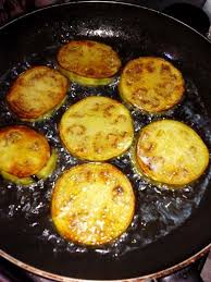 Braniya Ragout D Aubergines Au Poulet En Sauce Rouge Plaisir Culinaire Algerien Iron Pan Cast Iron Pan Pan