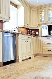 Besides the design of the cabinet, the decorative stuff on the shelves are all antique. Traditional Antique White Kitchen Cabinets 19 Kitchen Design Ideas Org Antique White Kitchen Kitchen Renovation Kitchen Remodel Cost