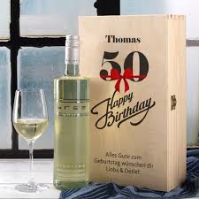 Personliche Geschenkbox Aus Holz Zum 50 Geburtstag Mit Graviertem Weinglas Und Flasche