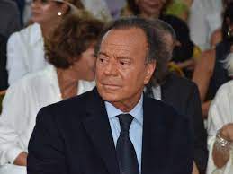 El trágico motivo que hace salir a Julio Iglesias de su lujoso escondite