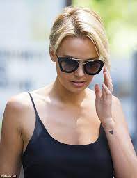 lara bingle sports super stylish ensemble to run errands short hair styles long blonde before and after hairstyles men