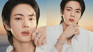 BTS Jin 点亮法国蔚蓝海岸，FRED 2025 夏日「Catch The Sun」大片登场！