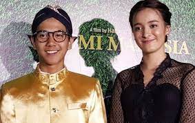 Ia merupakan putra pertama pasangan bastian olivier de jongh & hartawati gurusinga. Bangun Chemistry Di Bumi Manusia Iqbaal Lakukan Ini Ke Mawar De Jongh