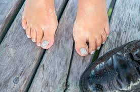 Hermosos pies junto a la piscina. Cerca De Los Pies De La Mujer Con Las Unas Pintadas Y El Zapato De Los Hombres Negros En Una Pasarela De Madera Fotos Retratos Imagenes Y Fotografia De Archivo Libres De