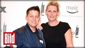 Autor & sängerin aus deutschland. Kerstin Ott Zeigt Ihre Frau Die Immer Lacht Youtube