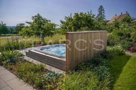 Gut Versteckt Zwischen Strauchern Einer Holzwand Und Einem Solitargeholze Lasst Sich Der Whirlpool Ungestort Geniessen In 2020 Outdoor Outdoor Decor Outdoor Furniture
