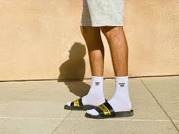 Claquettes Chaussettes Les Porter Fait Il De Nous Des Ploucs Pour être au top de la tendance. claquettes chaussettes les porter
