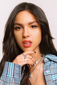 We chatted with rodrigo about being her personal experience on set, pioneering a series on a new streaming service, and her feeling of writing music. Olivia Rodrigo Filme Alter Biographie