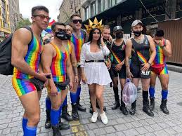 Durante la 42 edición de la marcha lgbt participaron alrededor de 5 bajo el lema frente al desamparo, la 43 marcha lgbt en la ciudad de méxico se celebrará, por segundo manifestaron que para este 2021 hay dos demandas principales: Wkbwkook Jffxm