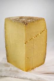 Laguiole La Fourme De Laguiole Dite Layole Est Un Fromage Aop A Pate Pressee Non Cuite Produite Dans La Regi Fromage Barre De Fromage Fromages De France