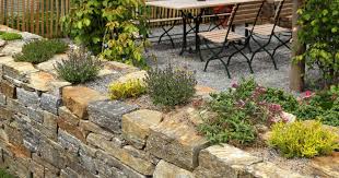 Gartengestaltung Mit Mauern Mit Bildern Garten Bepflanzen Garten Anlegen Gartenmauer