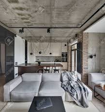 Neben seiner eignung als baustoff kommt asphalt zudem in der kunst zur anwendung. Wohnzimmer Und Eine Kuchenzone Im Loftstil Mit Beton Und Ziegelwanden Es Gibt Ein Helles Sofa Mit Schottenkaro Holztischen Kucheninsel Lampen Pflanzen Auf Dem Boden Befindet Sich Ein Parkett Und Teppich Lizenzfreie Fotos