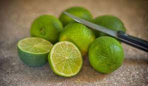 Limau kasturi atau sering disebut jeruk kesturi atau jeruk kalamansi mirip dengan buah lemon, hanya bentuknya bulat tidak lonjong, isinya meirip jeruk biasa yang juga bersekat. Jom Kurus Guna Limau Kasturi Ketahui Khasiat Lain Yang Mungkin Orang Tak Tahu Maskulin