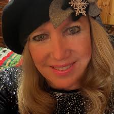 Visitors enjoy lunch